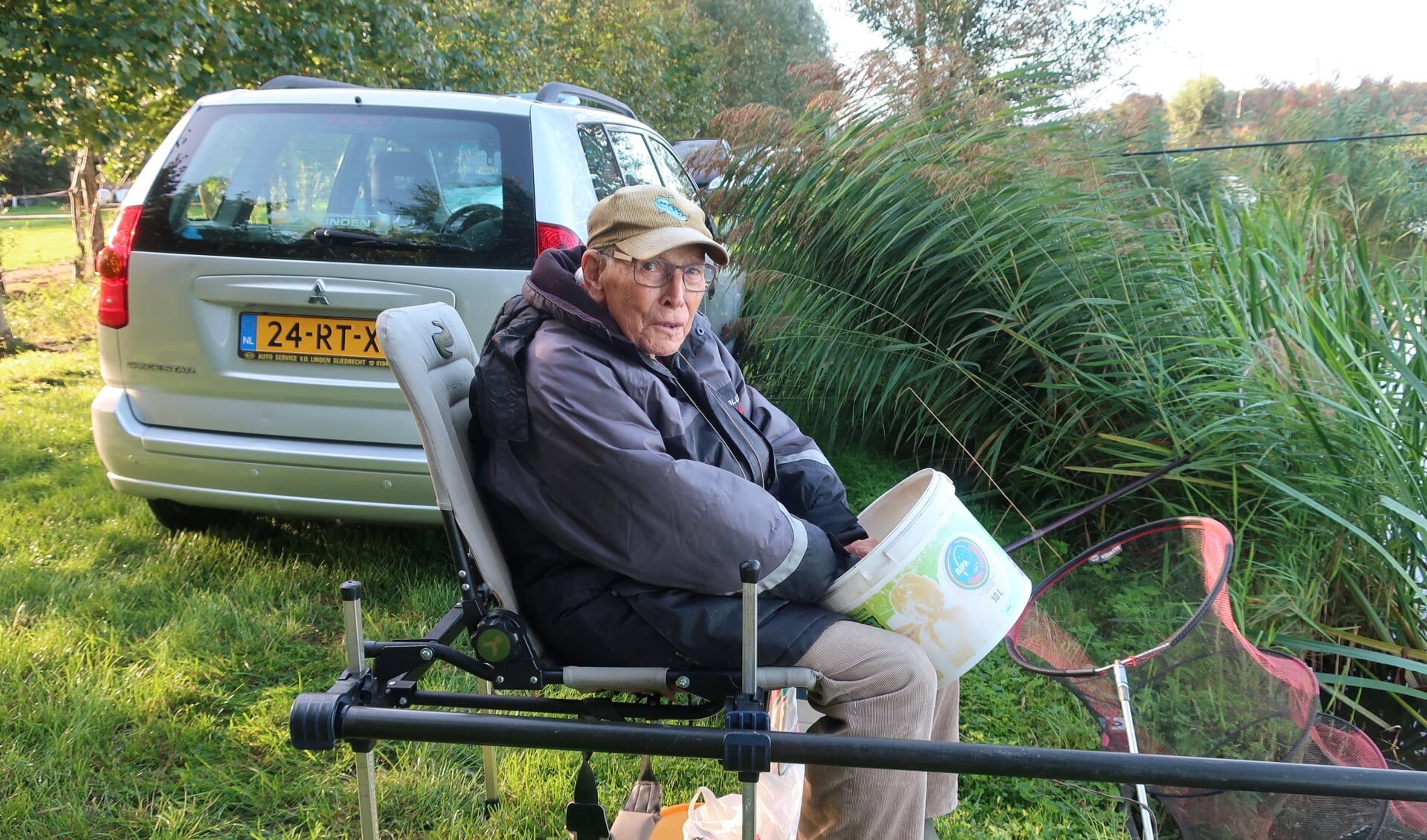 Bij HSV De Alver uit Giessenburg heeft oudste visser Gijs van Noordenne  (94) bij de zaterdagwal gewonnen - Het Kompas Hardinxveld-Giessendam