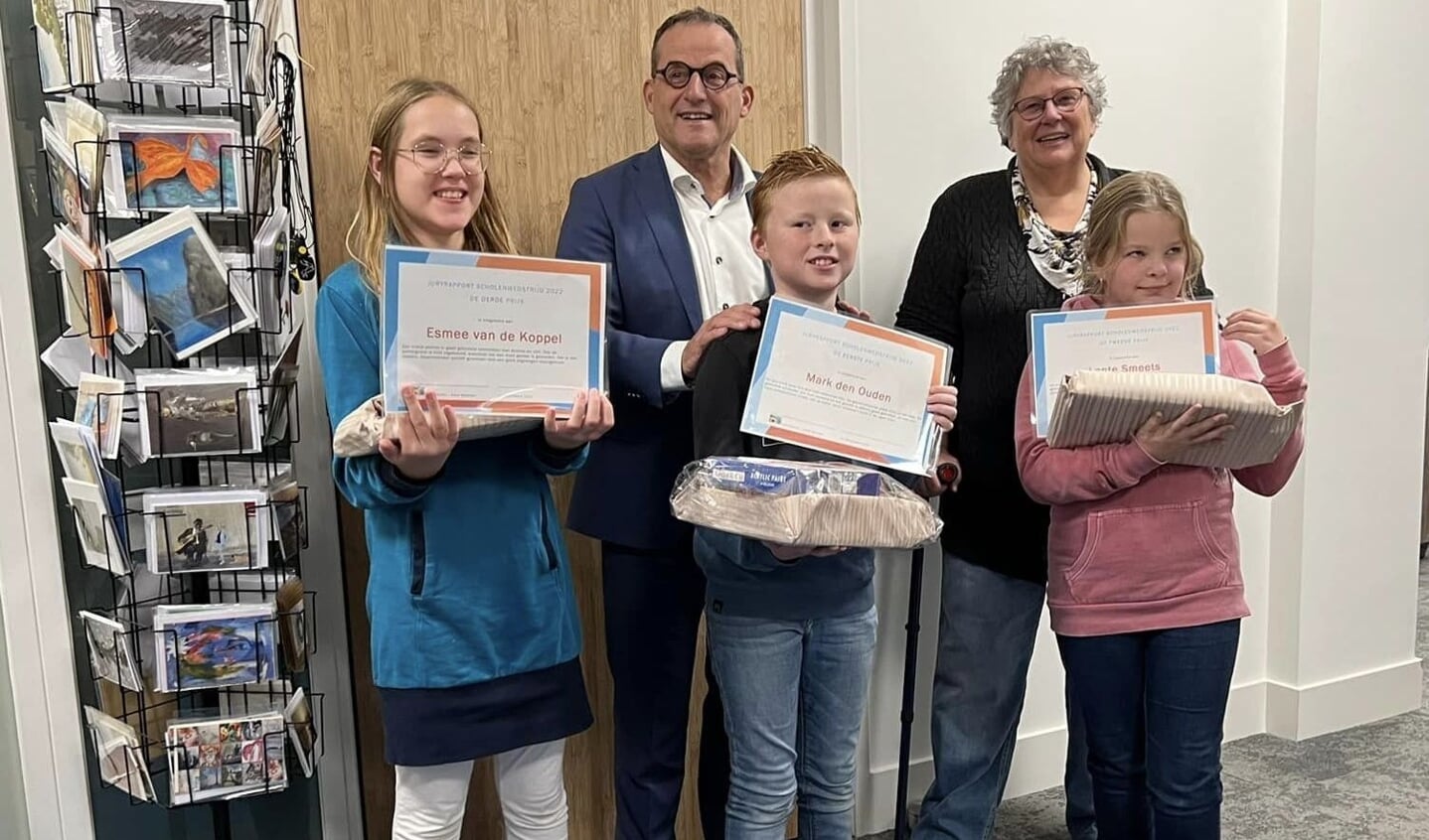 De winnaars van het Scholenproject van Goed Gezien - Goed Bekeken ontvingen hun prijs uit handen van Johan Quik, wethouder van cultuur van de gemeente Molenlanden.