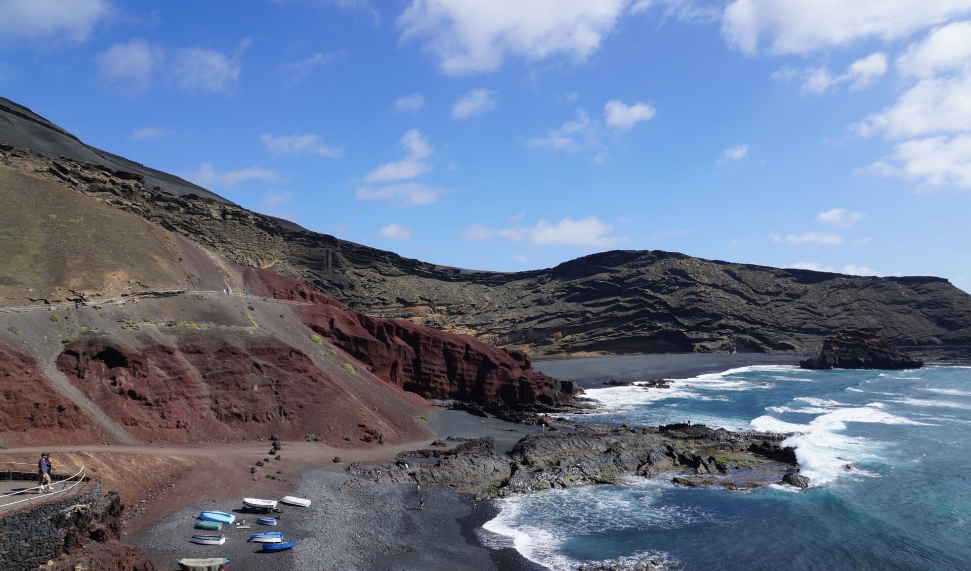 De kustlijn van  Lanzarote, één van de Canarische eilanden. Het eiland staat bekend om zijn 'lavalandschap'. 