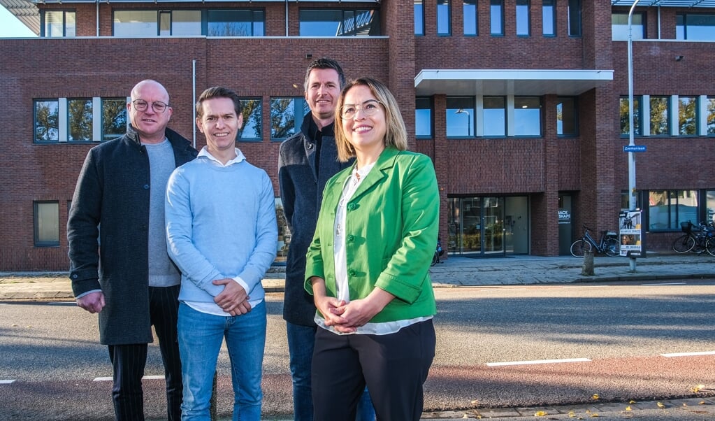 Huisarts André van Es, fysiotherapeuten Bas van Houten en Sander Schelling en Apotheker Meryem Bilan voor het Medisch Centrum de Badhoeve.