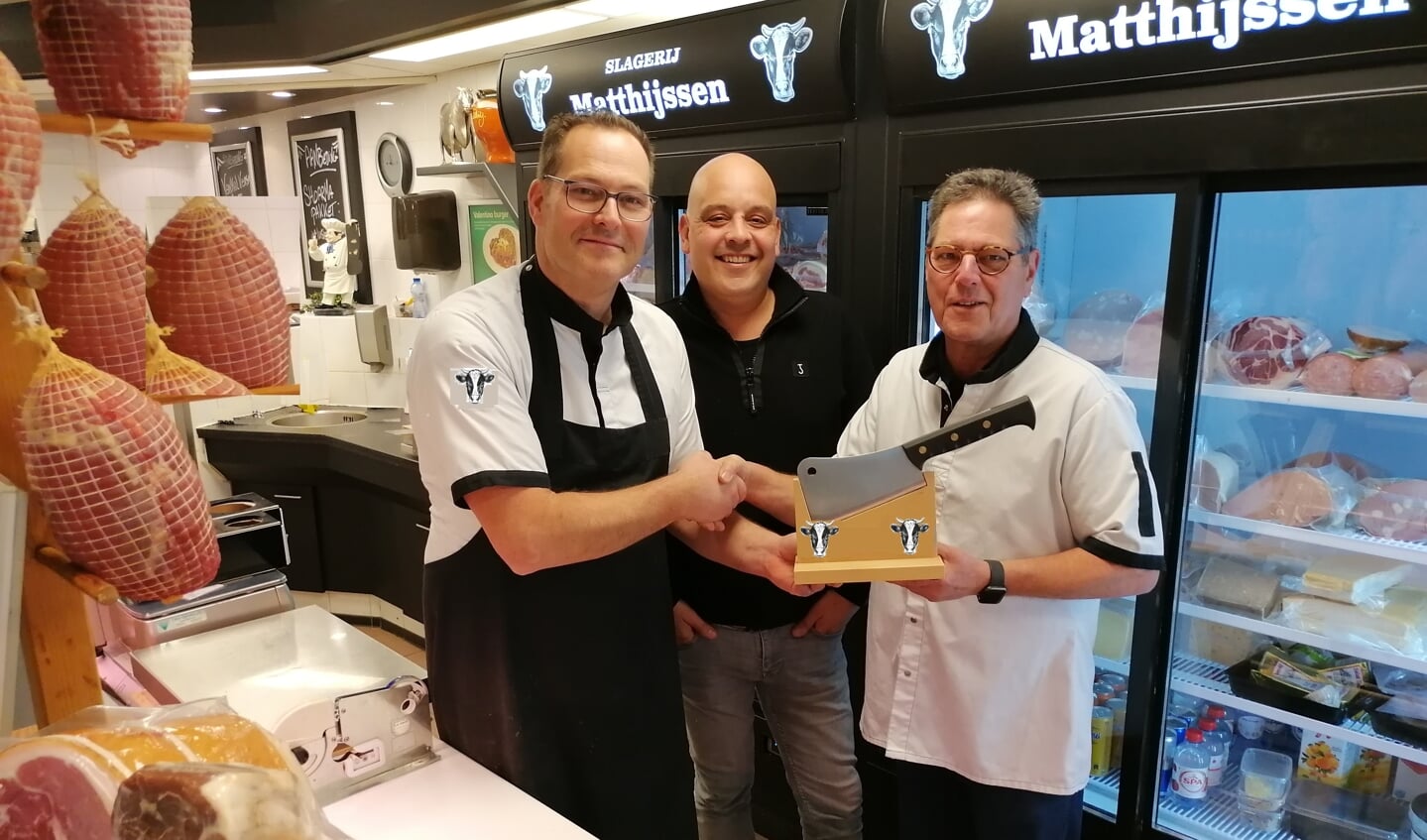 Bedrijfsleider John Strik (links) krijgt het bijltje van Jaap Matthijssen (r). Eigenaar Jochem Diekerhof (m) ziet dat het goed gaat.