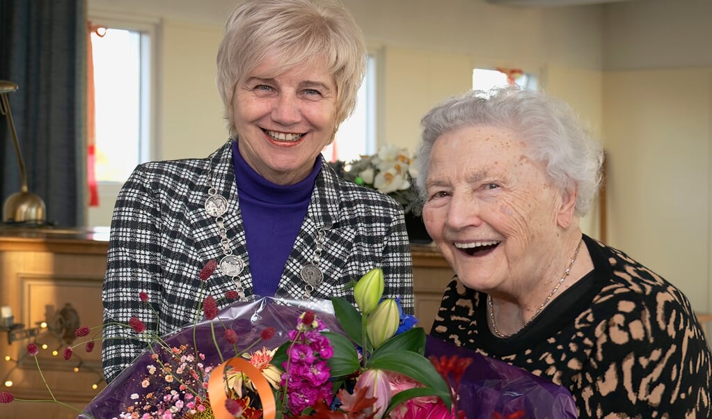 Burgemeester Agnes Schaap op bezoek bij mw. Lies Liebrand. Zij vierde vandaag haar 100ste verjaardag.