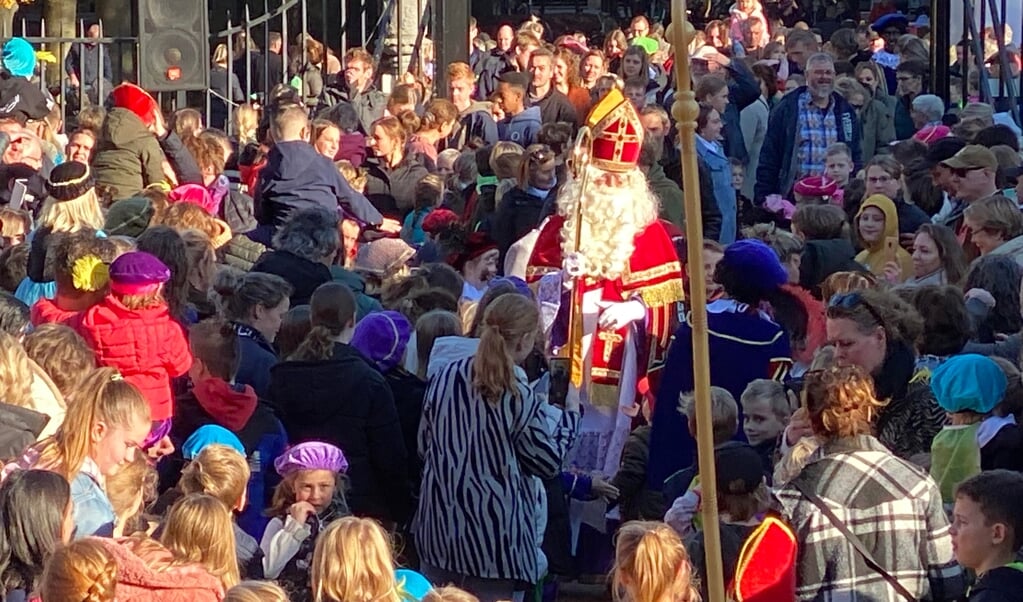 Sint in de menigte op het Kasteelplein.