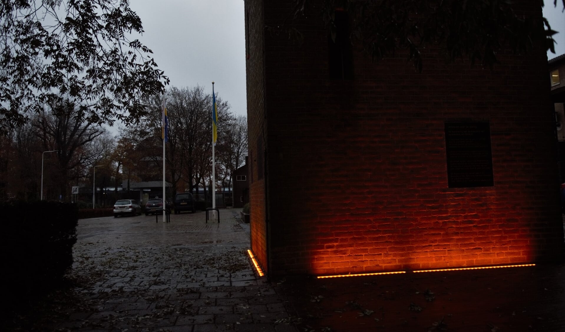 De toren in Oosterbeek kleurt ‘s avonds oranje. 