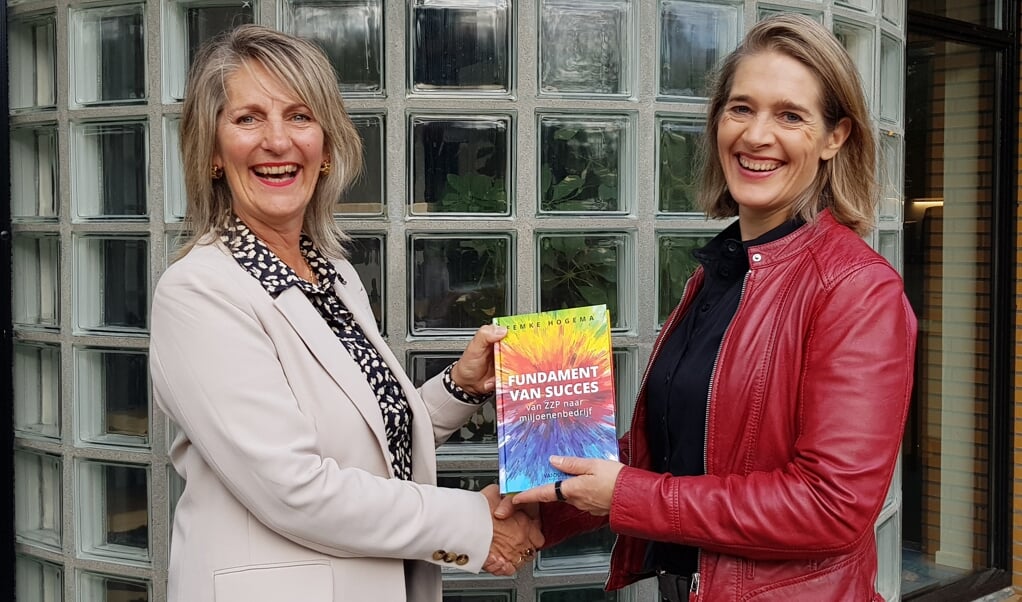Femke Hogema overhandigt haar nieuwste boek aan Annemiek Kruse