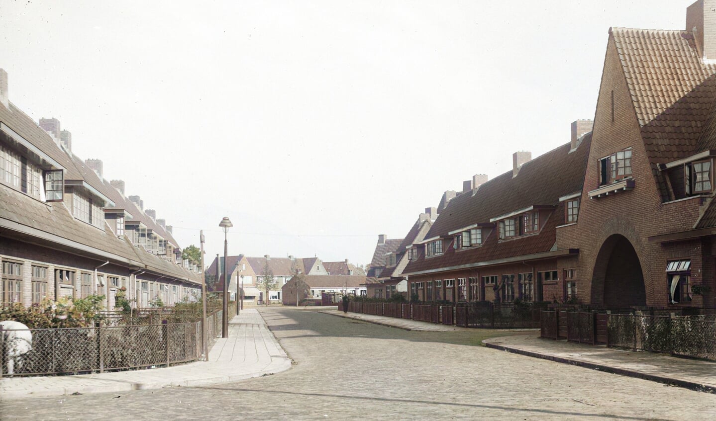 Ingeklemd tussen de Leusderweg, Daltonstraat en Woestijgerweg is het terrein ‘Oskam’ te vinden. Hier werden in 1931 72 huurwoningen gebouwd.