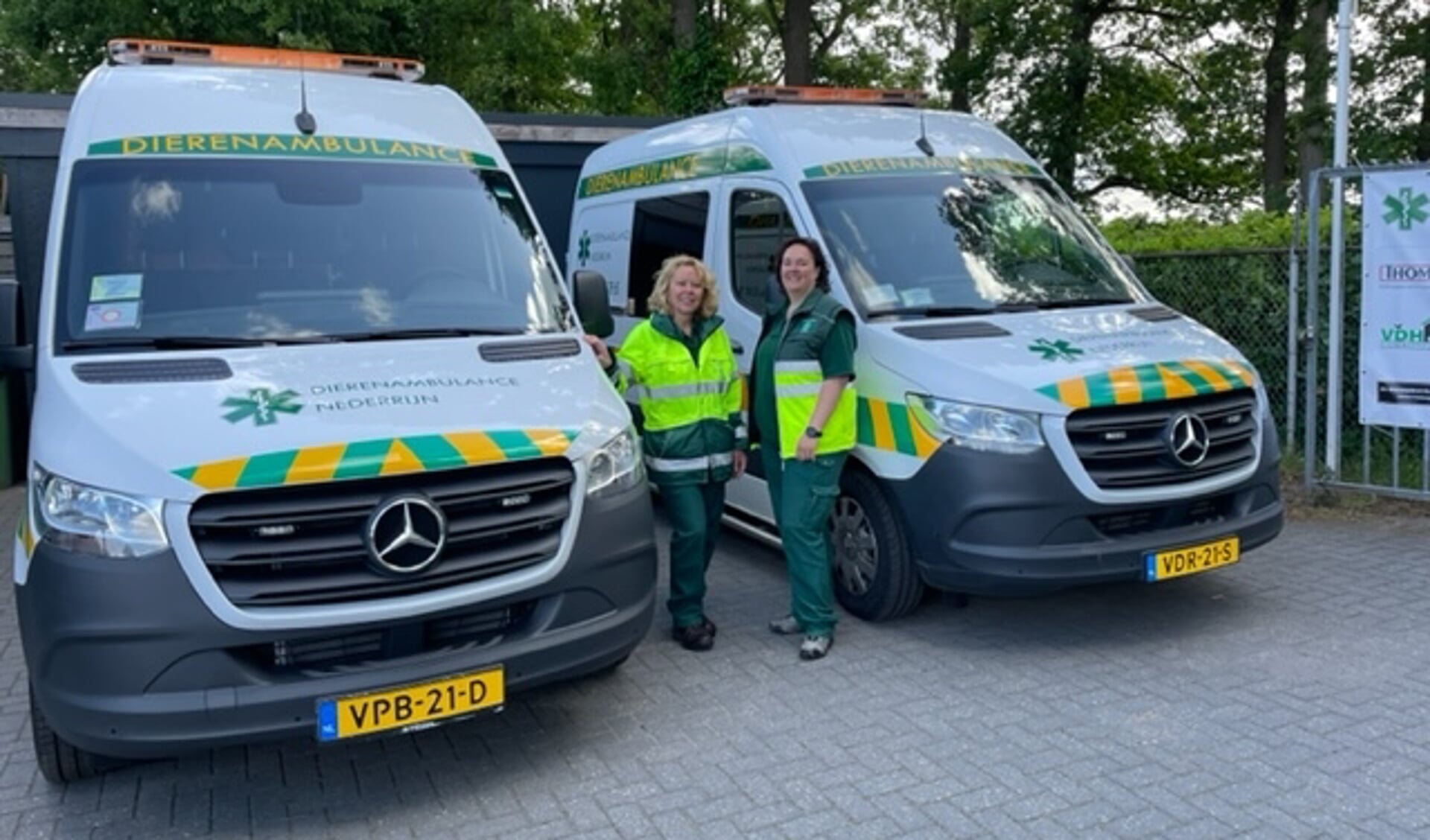 Twee vrijwilligers bij de gespecialiseerde wagens van de Dierenambulance Nederrijn die ook actief is in de gemeente Rhenen.
