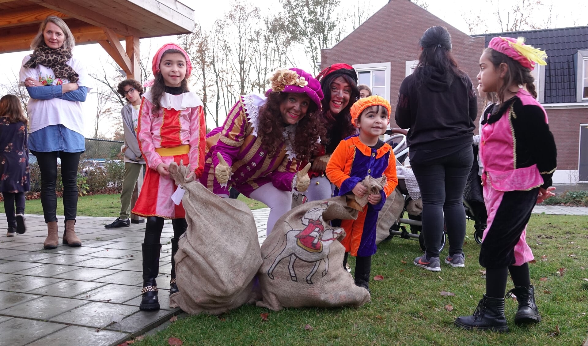 Malle Pietje en Pietje Bel delen zakken uit aan de kinderen van Stichting Happy Kids - Happy People
