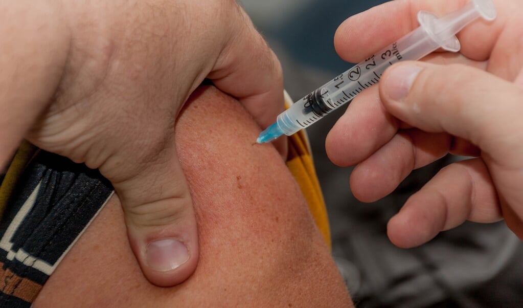 Ongeveer de helft van alle 60-plussers in Nederland heeft inmiddels een herhaalprik tegen het coronavirus gekregen.