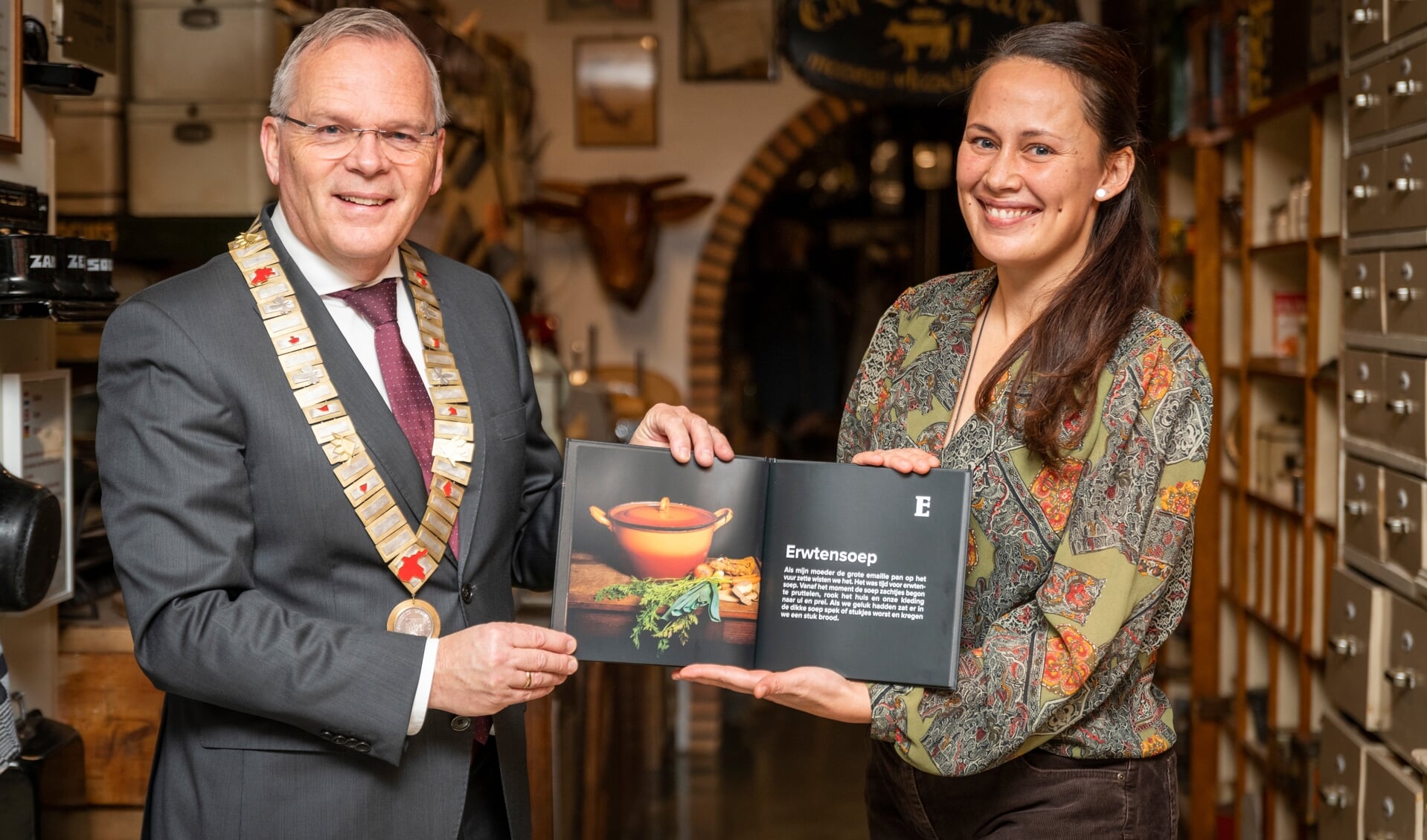 Diantha Heimgartner overhandigt  het eerste museumboek aan burgemeester Jan Luteijn.