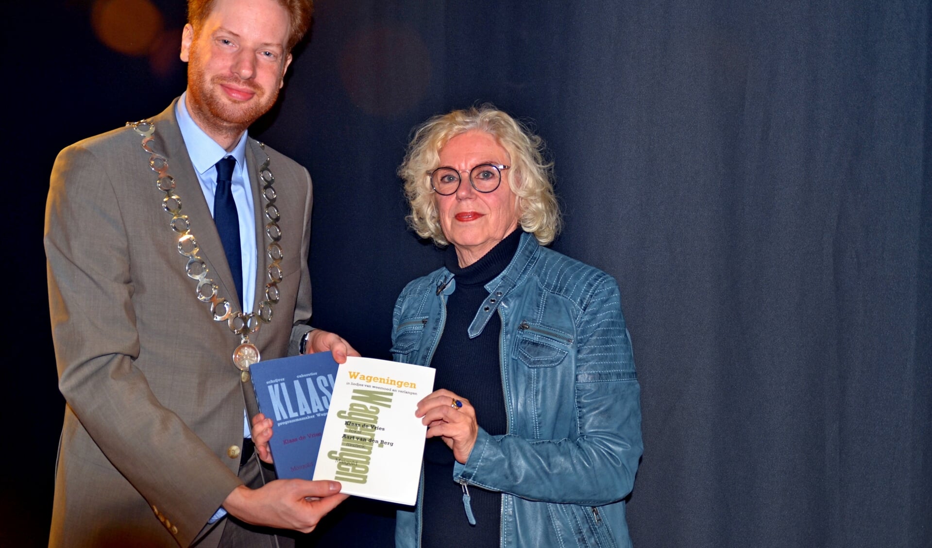 Burgemeester Vermeulen ontvangt het eerste exemplaar van 'Klaas' uit handen van Elisabeth Zaayer, levenspartner van De Vries.