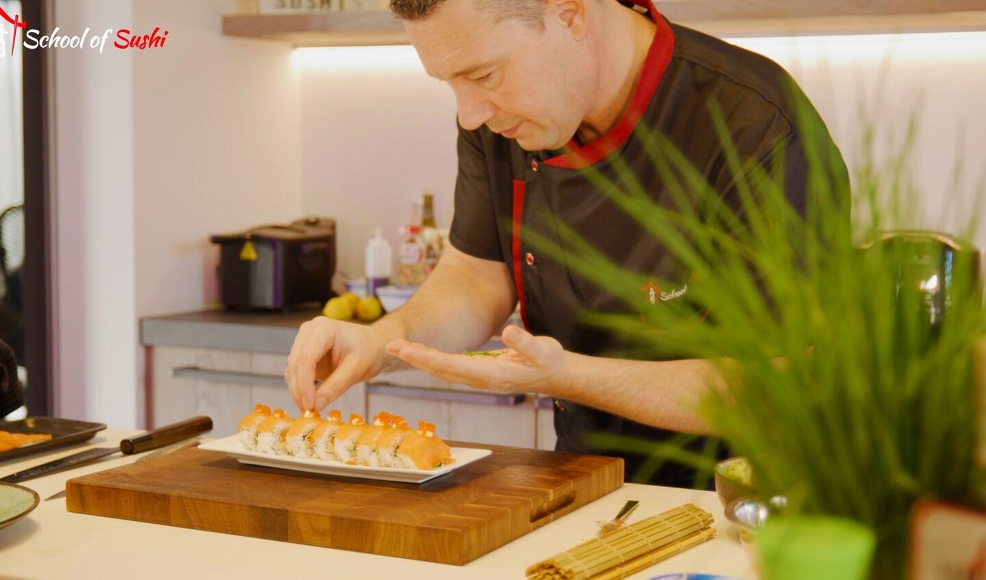 De corona-lockdowns gaven Rik Keijzer de kans met zijn andere liefde aan de slag te gaan: sushi recepten bereiden.