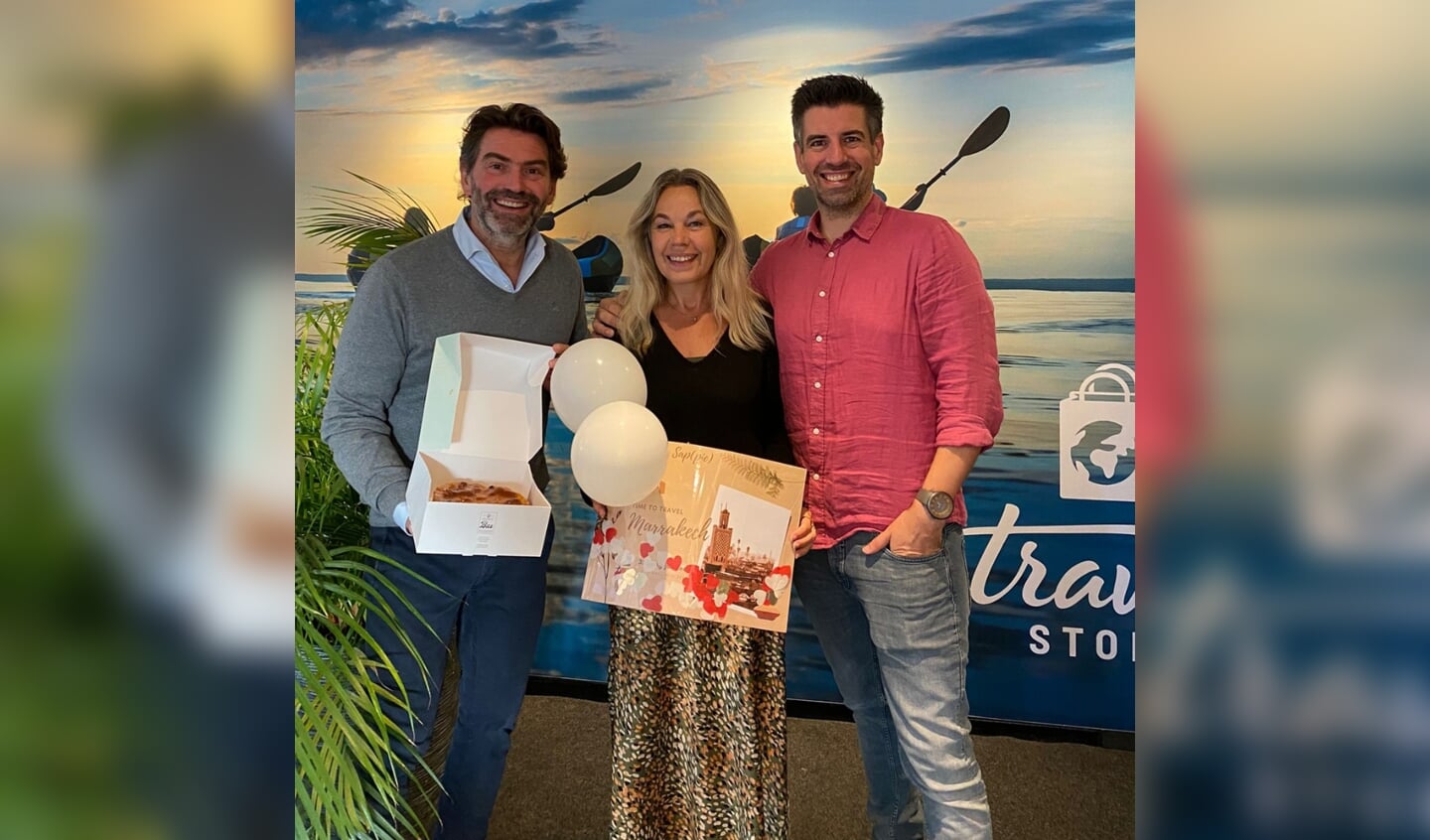 Arianne Sap te midden van De broers Frank en Ron Visch, eigenaren van Travel Store.