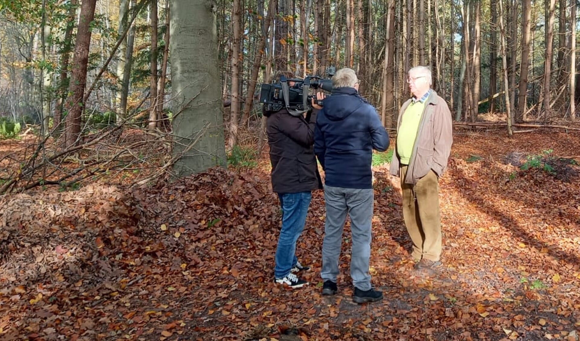 Jan Snijders van de actiegroep 'KNVB blijf van ons bos af' staat de journalist van SBS6 te woord. 