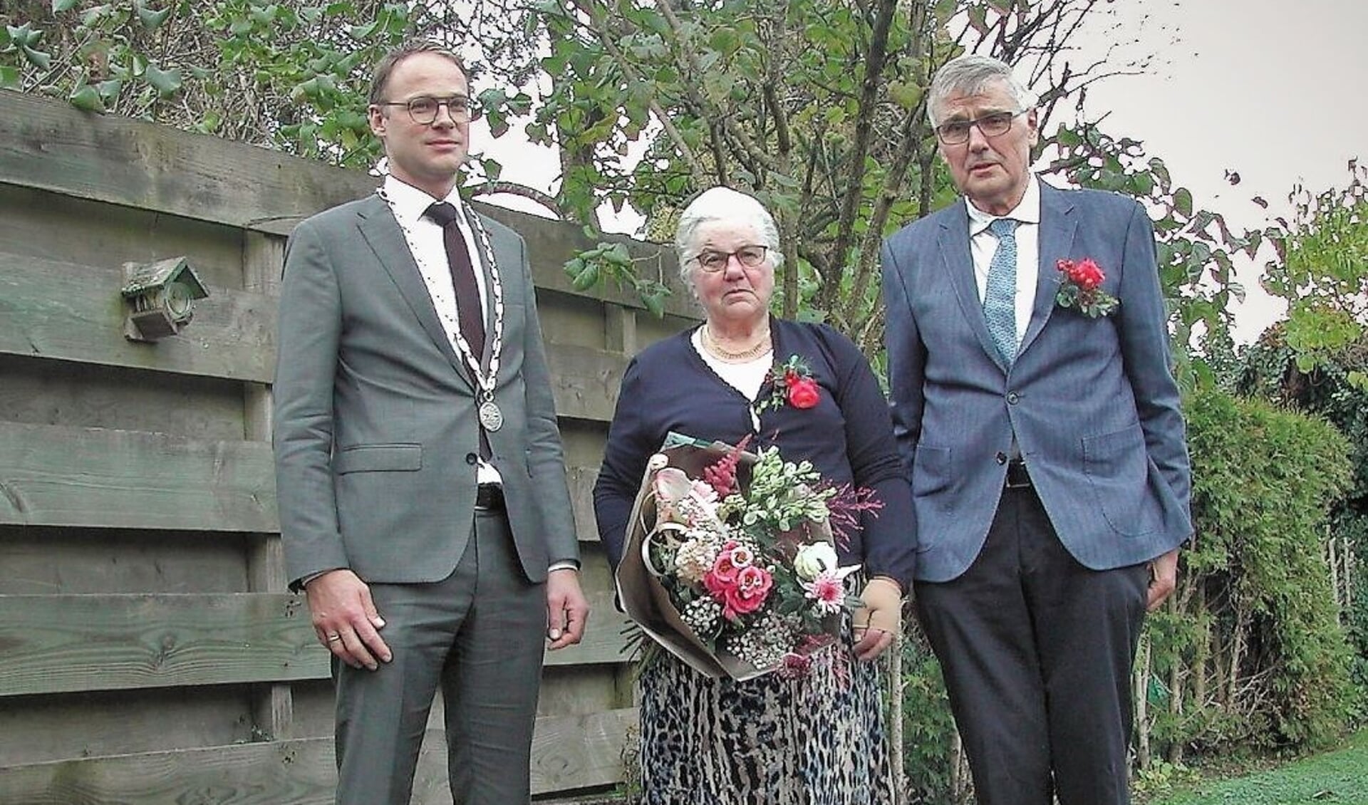 Het jubilerende echtpaar Overeem met loco-burgemeester Gert van Laar. Laatstgenoemde bracht namens de gemeente Rhenen de felicitaties over.
