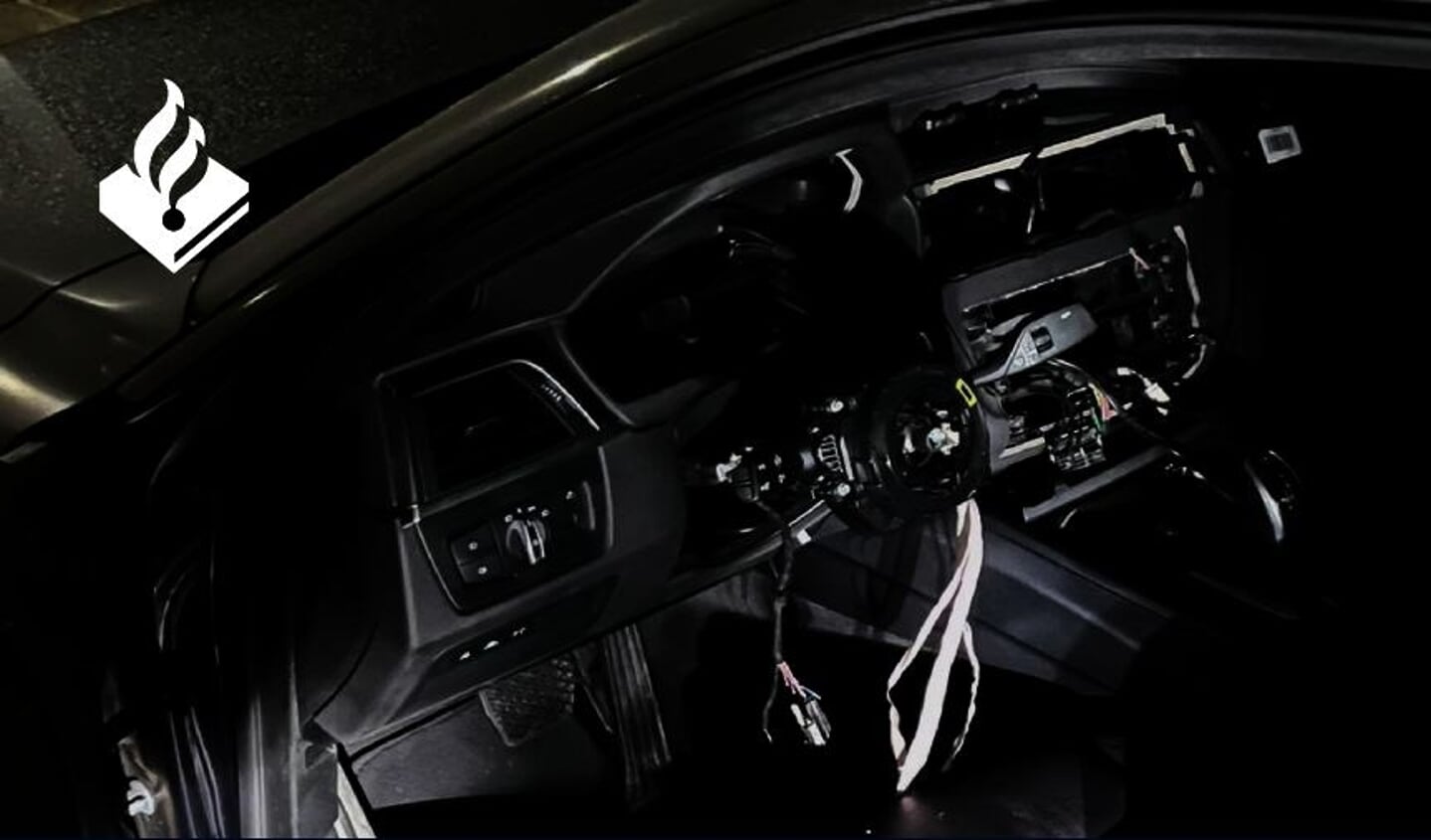 De schade aan het dashboard van de BMW was groot.