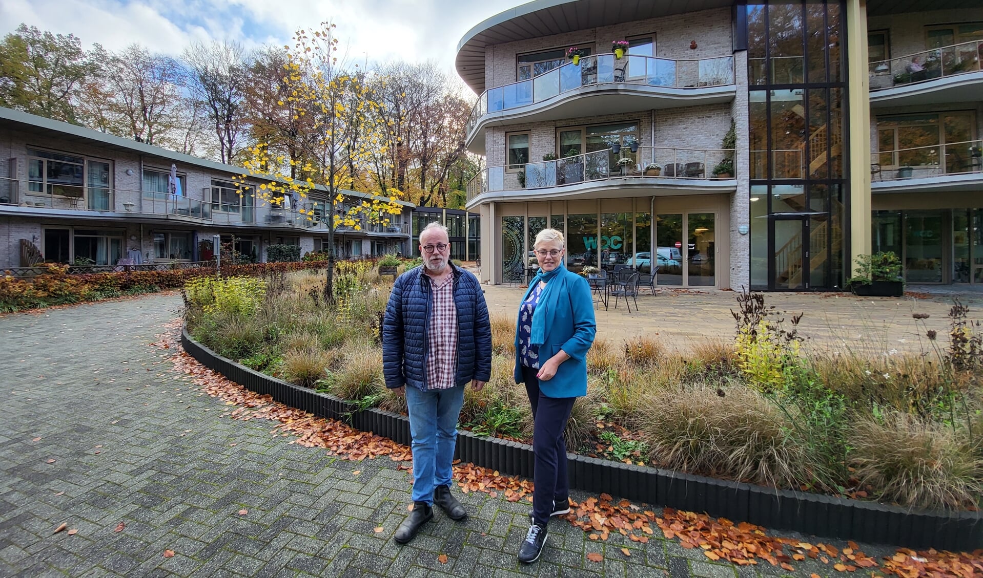 Martin Juffer (l) en Corrie Jansen gunnen iedereen een passende woning in de gemeente.