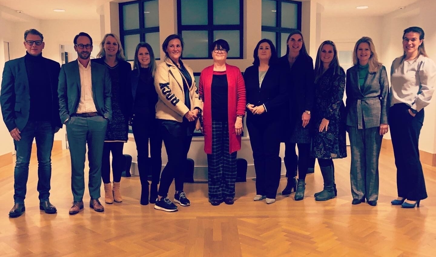 Minister Langdurige Zorg en Sport Conny Helder omringd door medewerkers van Zilveren Kruis en Zorgbalans op het ministerie van VWS, waar net het strategisch partnerschap is ondertekend.