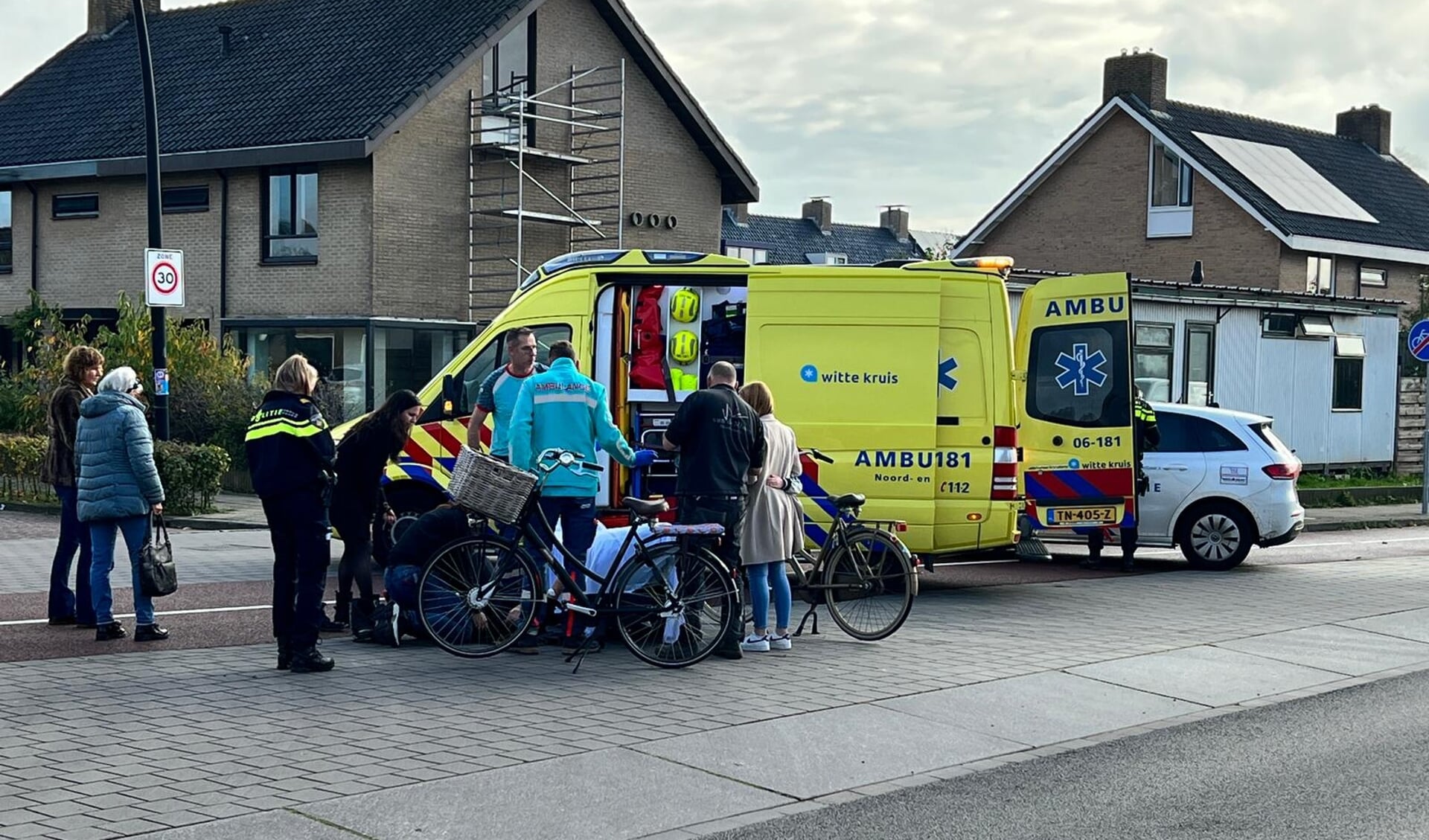 Een afslaande automobilist heeft een fietser op de Voorthuizerstraat in Putten over het hoofd gezien en vervolgens geraakt.