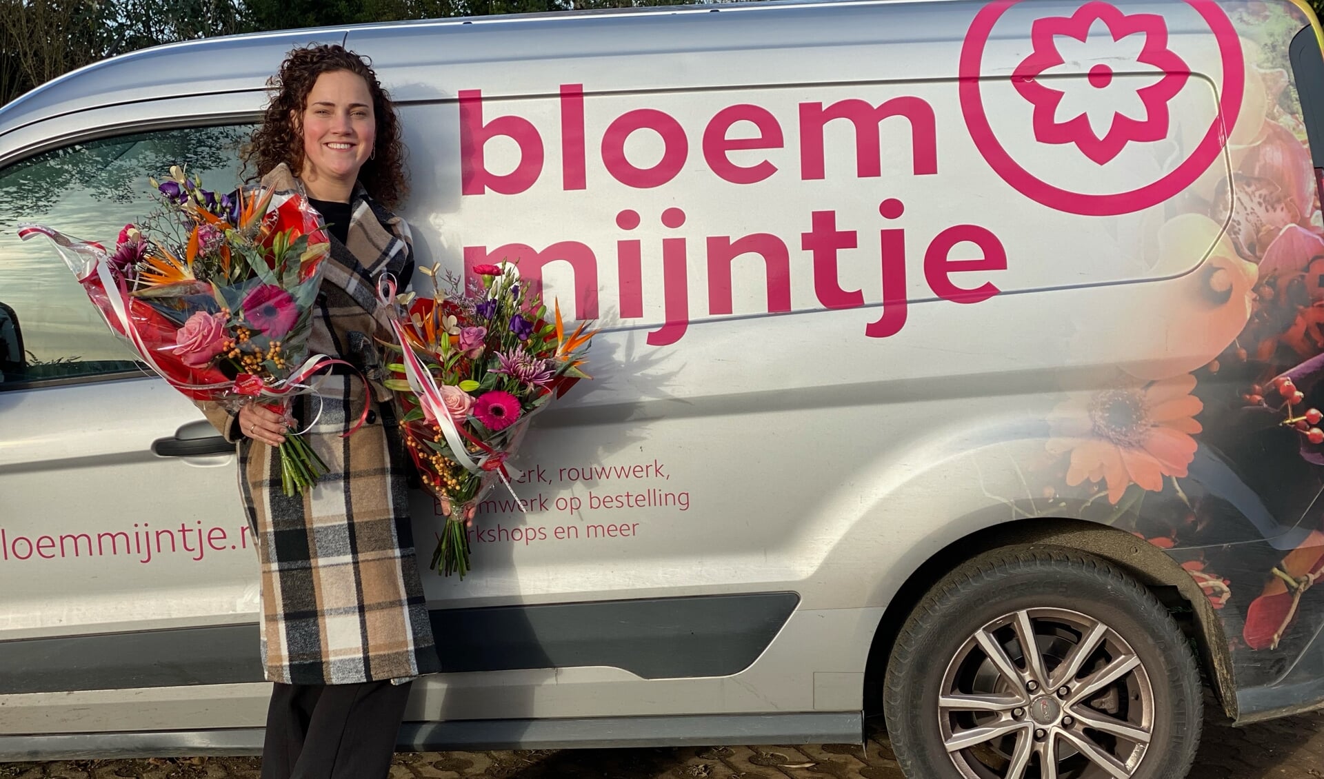 Willemijn van Bloemmijntje brengt de bloemen rond. 