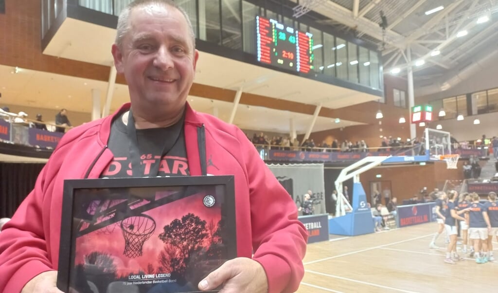 Dick van der Hammen werd donderdag in de rust van een basketbalinterland door de bond gehuldigd.