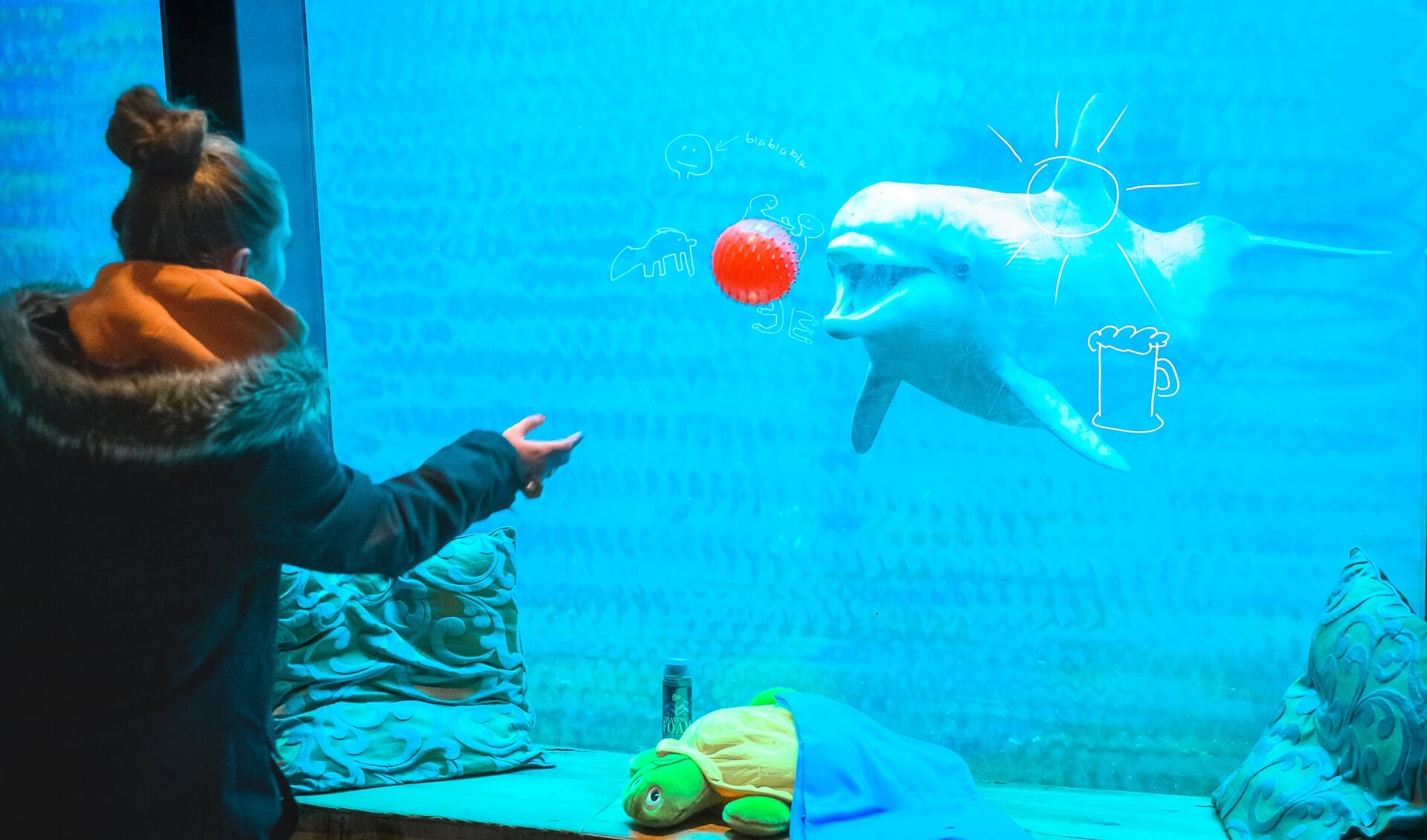 Esmée Rübsamen in contact met een dolfijn bij een ontspanningssessie in Dolfinarium Harderwijk. (Bart Hoitink)