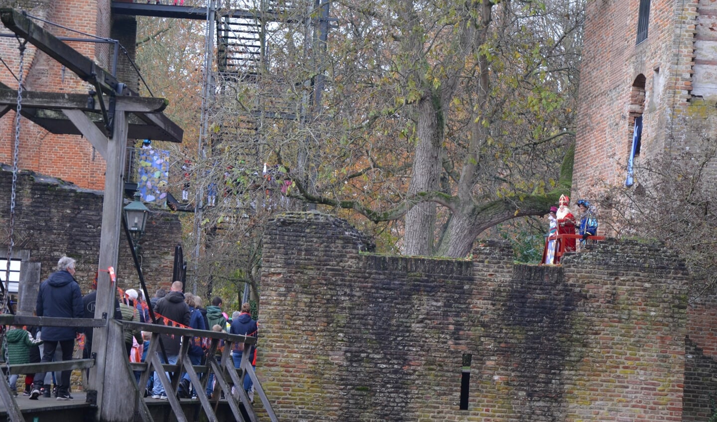 Sinterklaas wacht de bezoekers al op