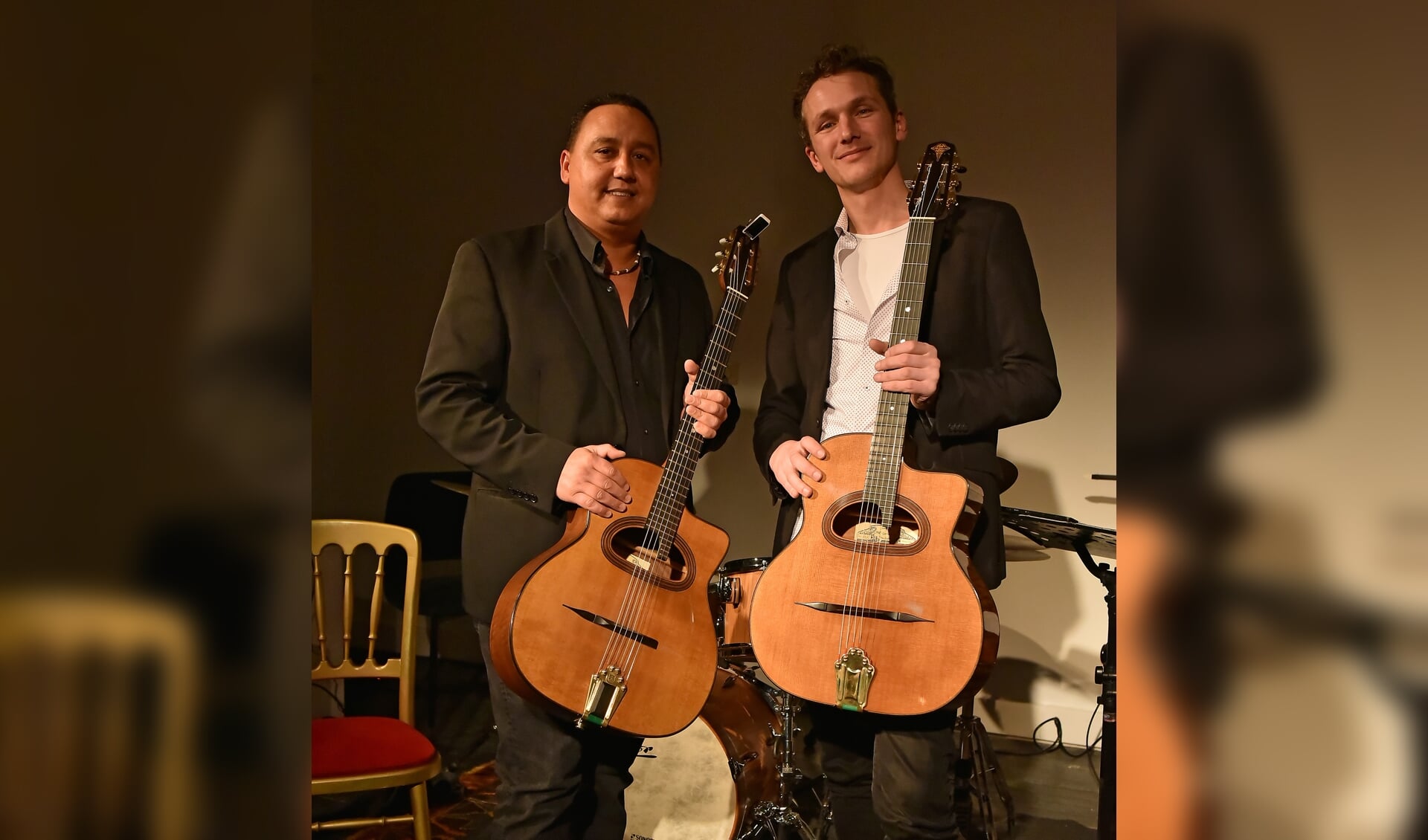 Paulus Schäfer (links) en Joost Zoeteman gaan een heerlijke gitaar battle aan tijdens Jasper Somsen Invites ...