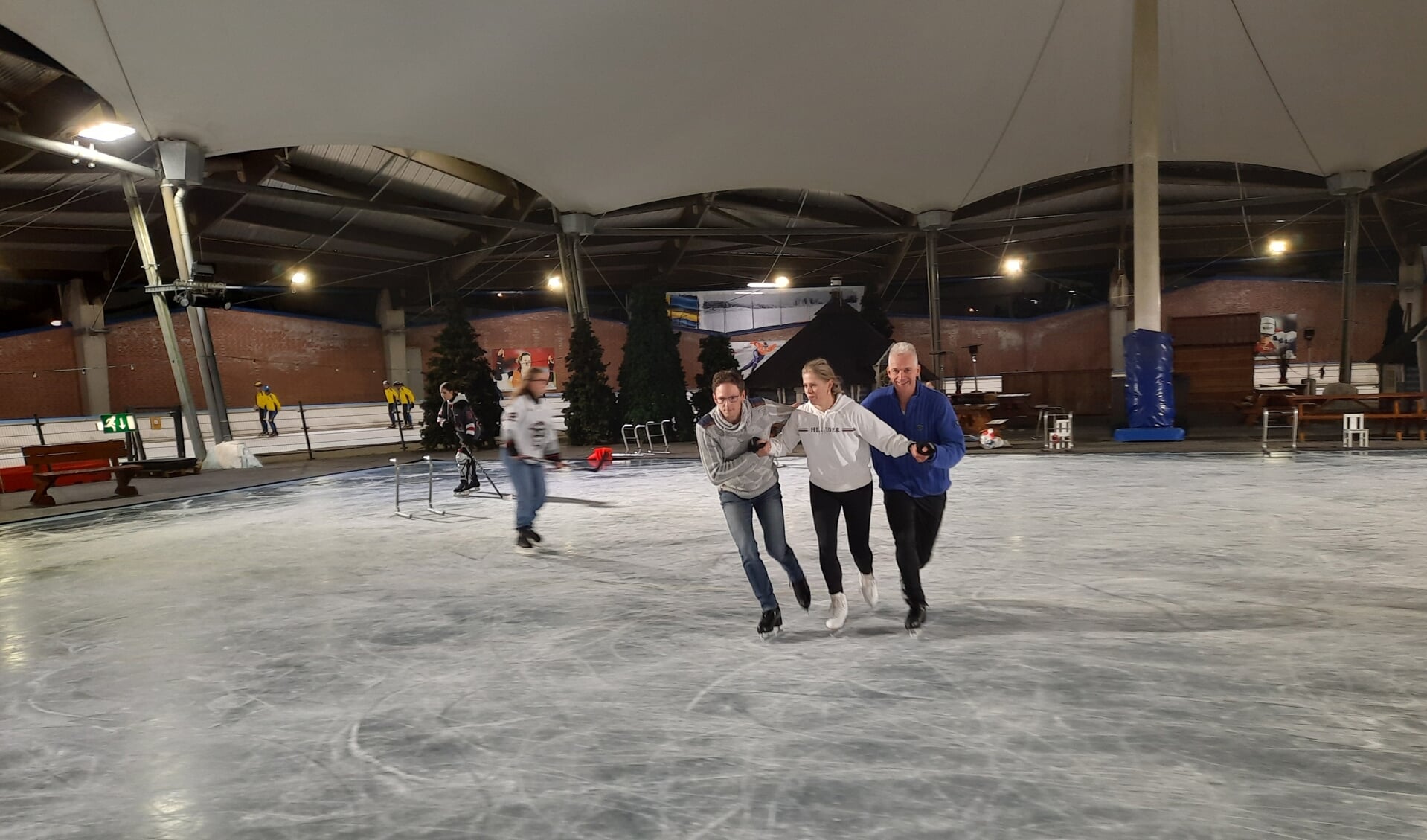 Evert-Jan, Wendy en Ceel zwierend op de schaatsbaan.