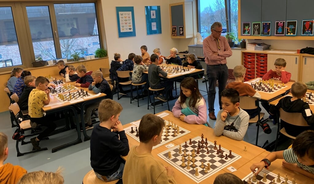 Concentratie tijdens het schoolschaaktoernooi