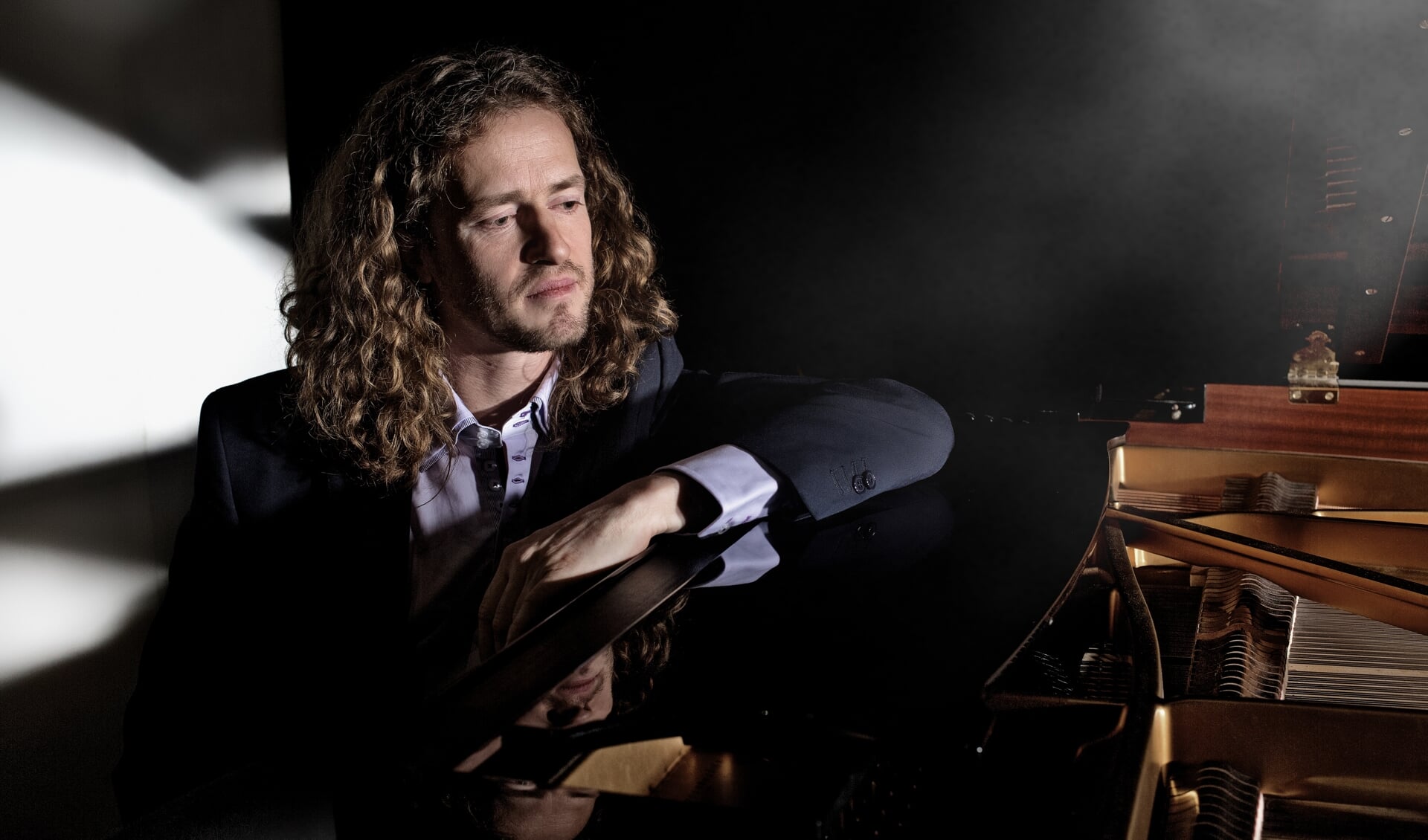 Op 14 december staat zanger en pianist Roon Staal met zijn nieuwe kerstprogramma in de Immanuelkerk te Ermelo.