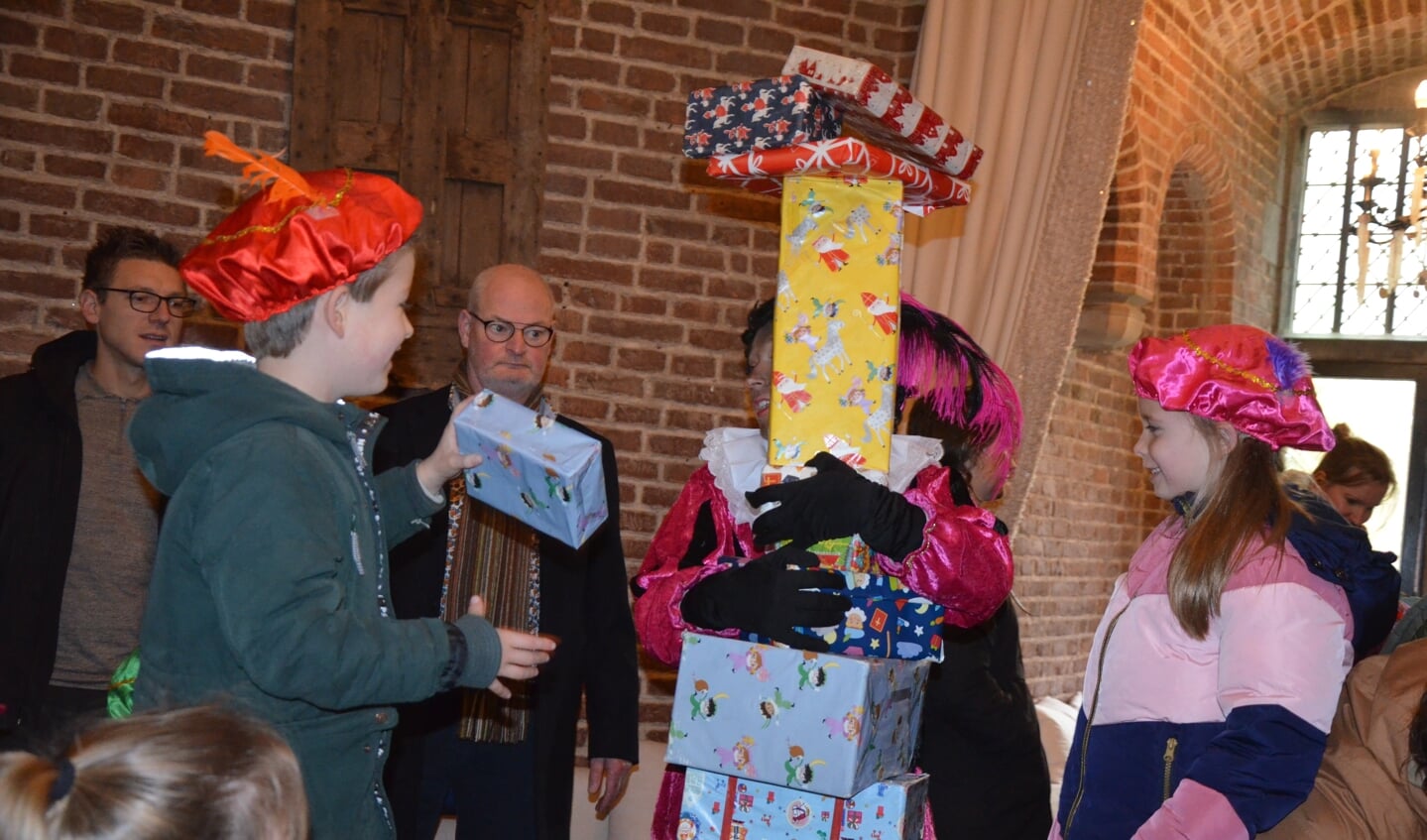 Helpen pakjes stapelen