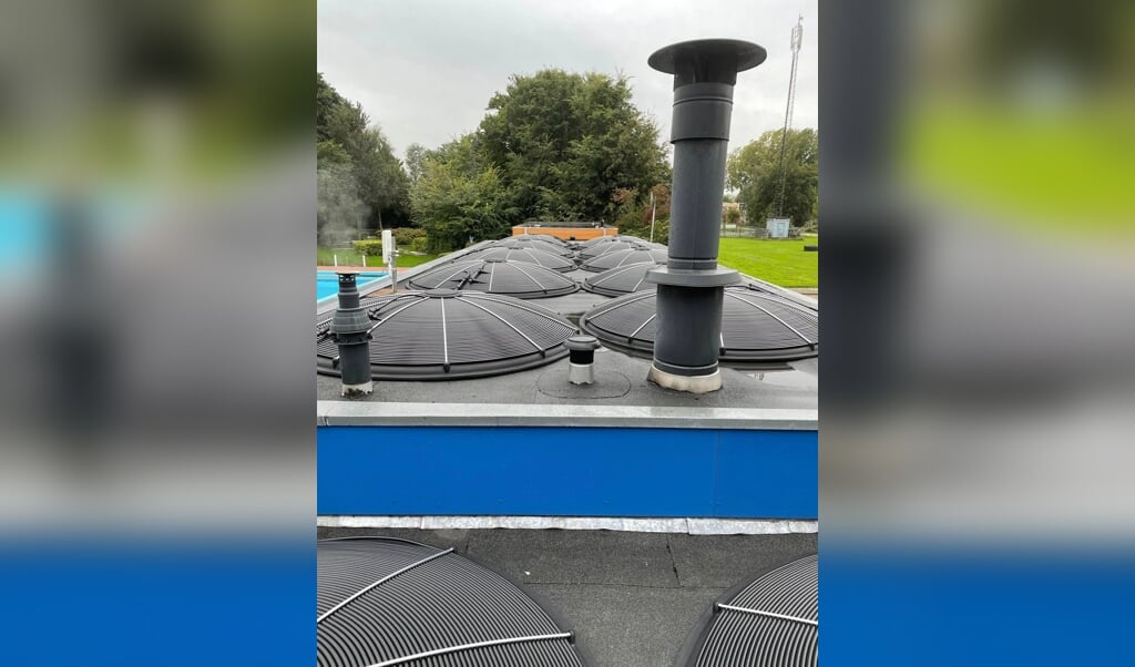 Sundiscs op het dak van het Amstelbad maakt zwemmen duurzamer.
