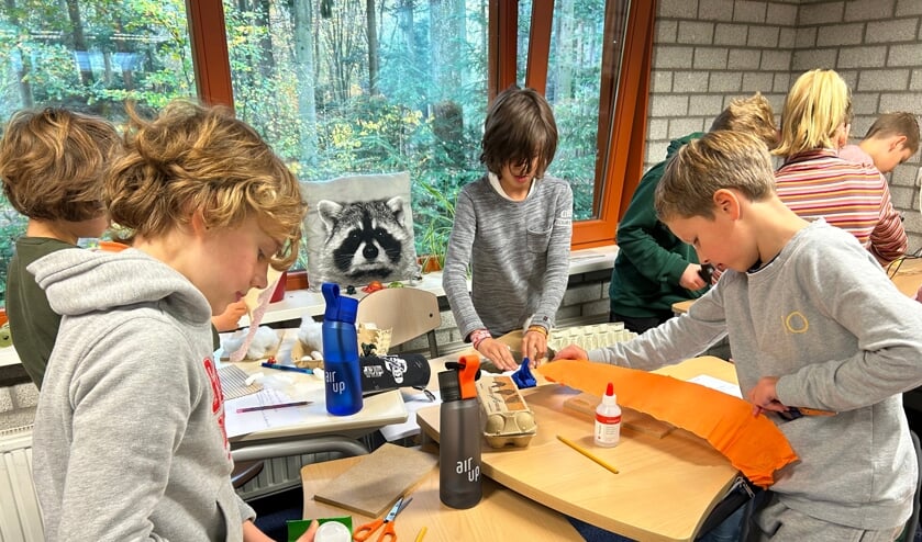 Geconcentreerd wordt er gewerkt aan de kunstwerkjes.