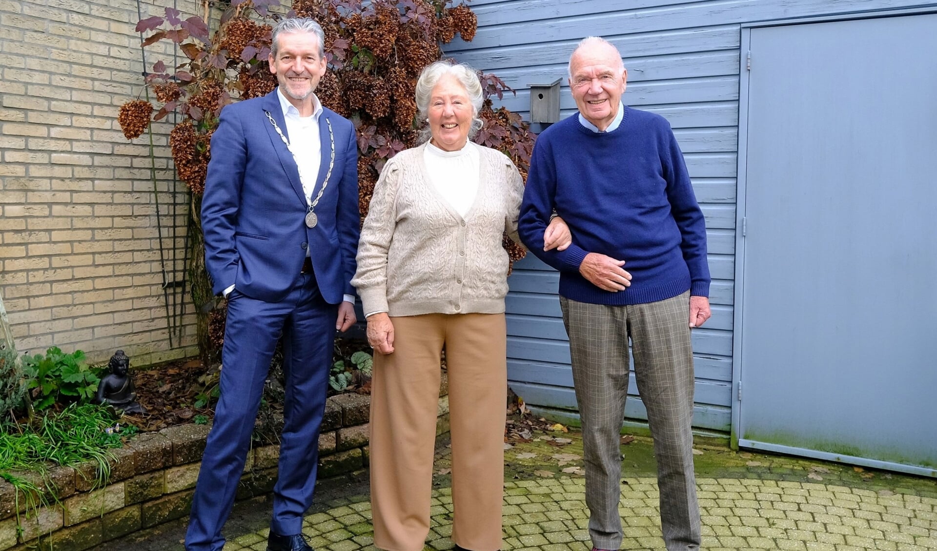 Het echtpaar Oechies-Ter Hoeve is maar liefst 65 jaar getrouwd. De Rhenense burgemeester Hans van der Pas bracht namens de gemeente Rhenen zijn felicitaties over.