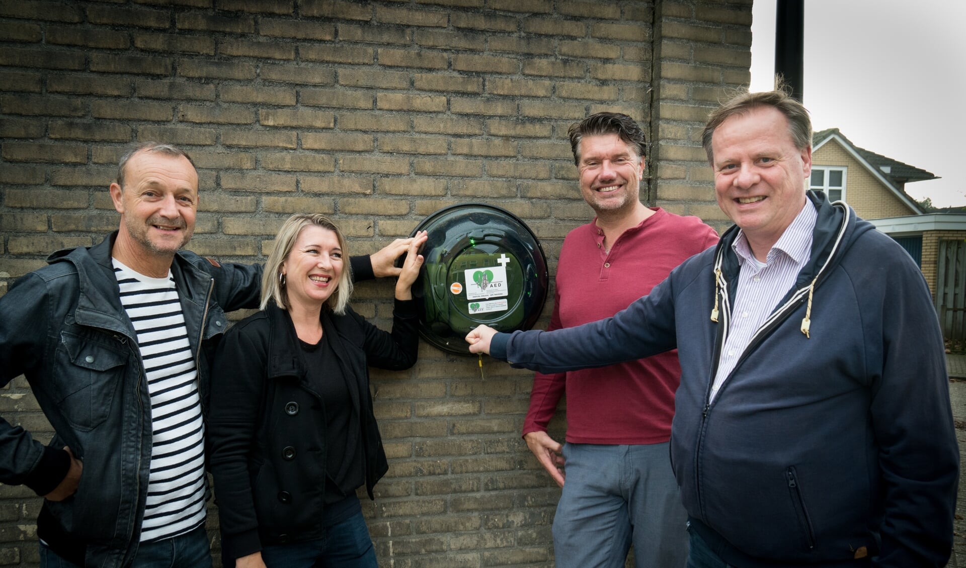 Carlo, Bianca, Sebastiaan en Marc zamelden geld in voor drie AED's in de wijk Nieuwland.
