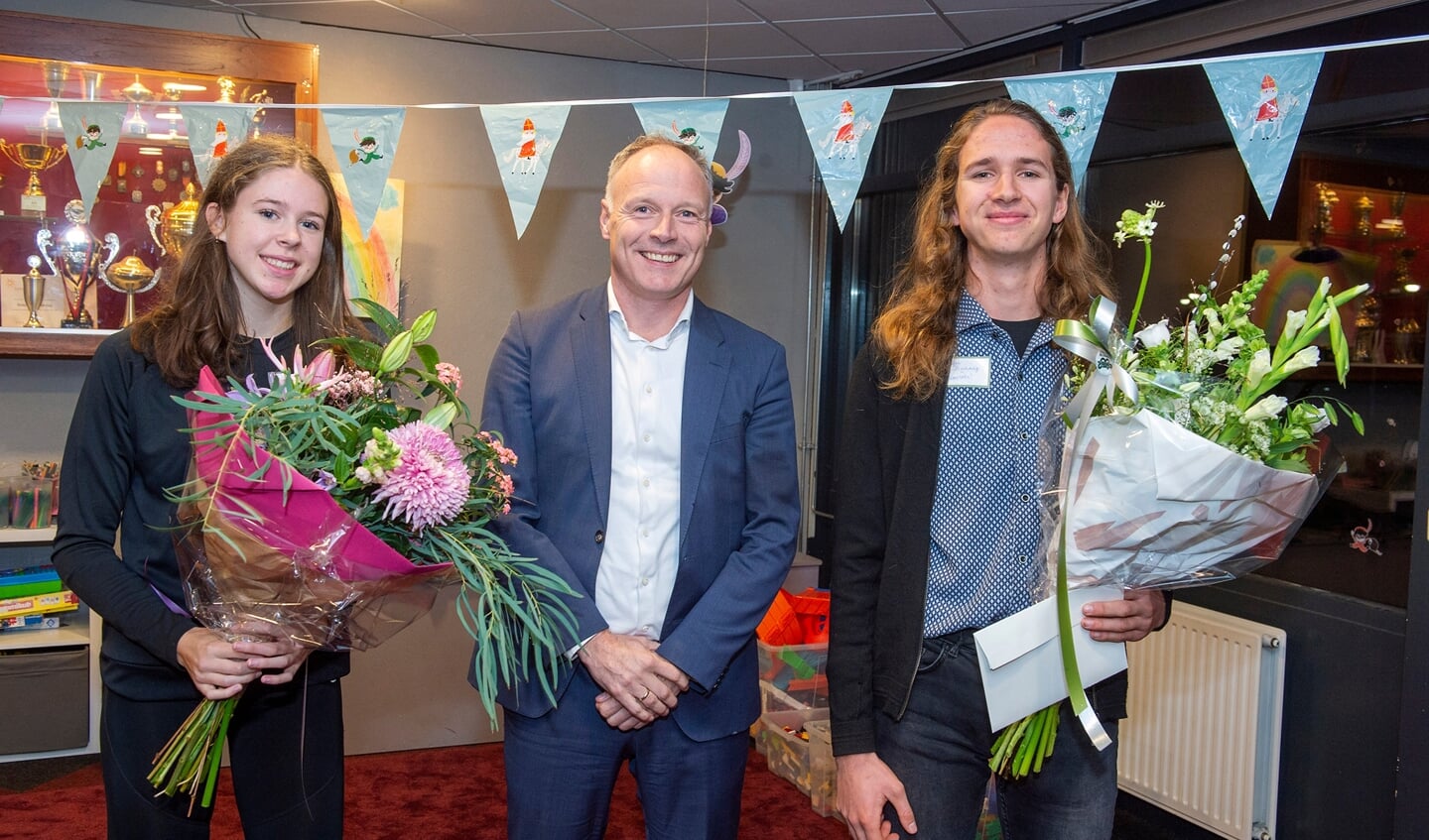 Atletiektalent Madelief van Leur, wethouder Patrick Kiel en horseback archer Siem Budding.