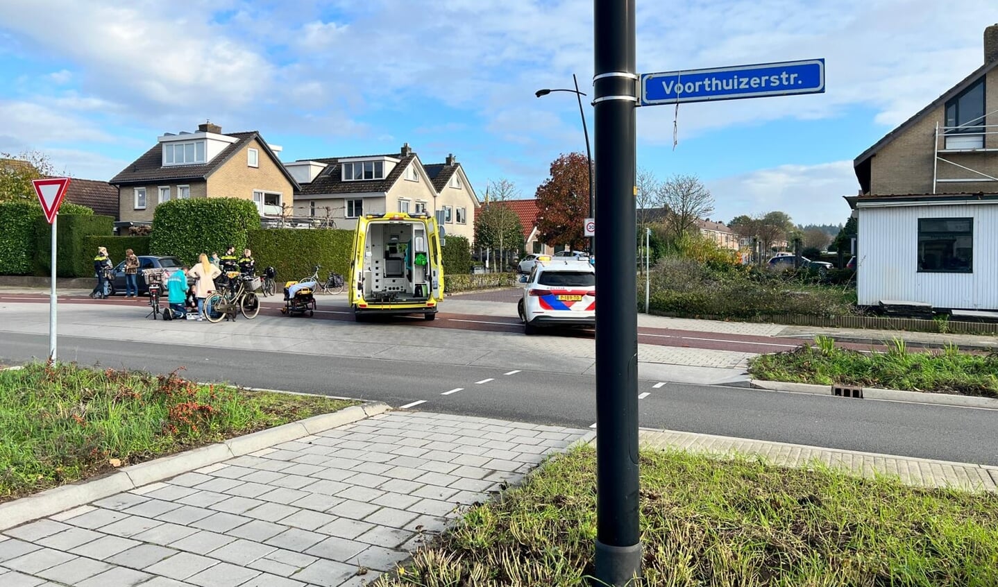 Een afslaande automobilist heeft een fietser op de Voorthuizerstraat in Putten over het hoofd gezien en vervolgens geraakt.