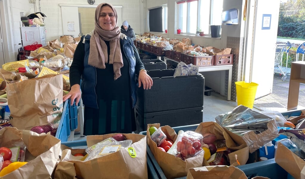 Vrijdagochtend: Soraya en haar collega-vrijwilligers stellen de voedselpakketten samen. 's Middags is de uitgifte. 