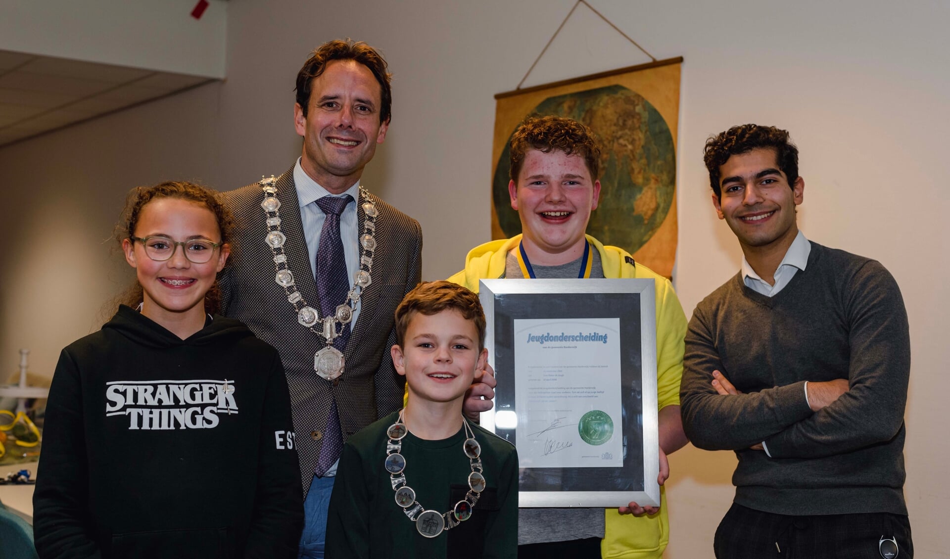 (vlnr) kinderwethouder Ivy Nigro, burgemeester Harm-Jan van Schaik, kinderburgemeester Sem van de Glind, winnaar Tom de Jonge, oud-winnaar Abel Al Temimi.