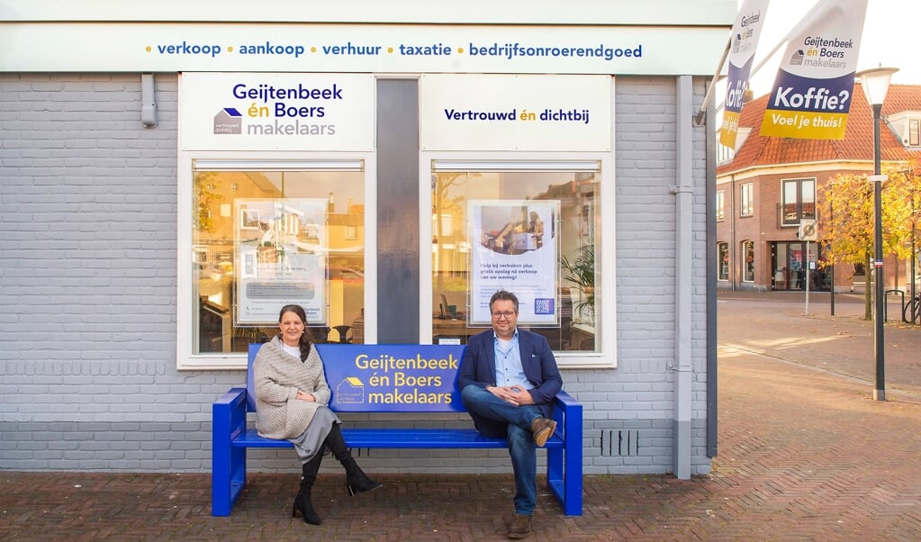 Barbara Boers en Erwin Geijtenbeek zittend voor hun kantoor in Woudenberg.