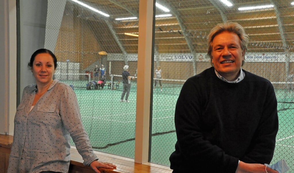 Mariska Burgman en Rob van den Broek van het racketcentrum De Geeren. 