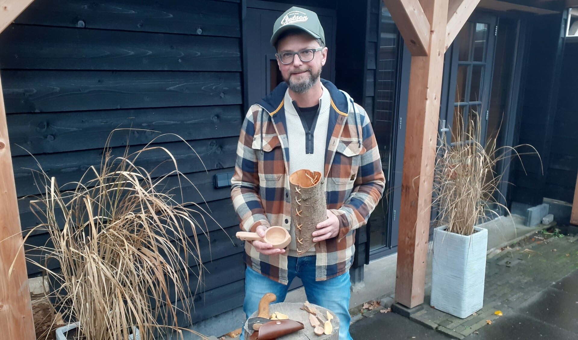 Arno Schwithal toont de voorwerpen die zijn gemaakt van materiaal uit de natuur