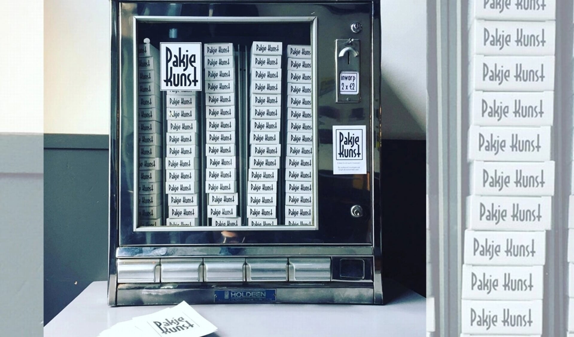 De Pakje kunst automaat van opa Piet. Zeventien kunstenaars doen mee aan het initiatief.