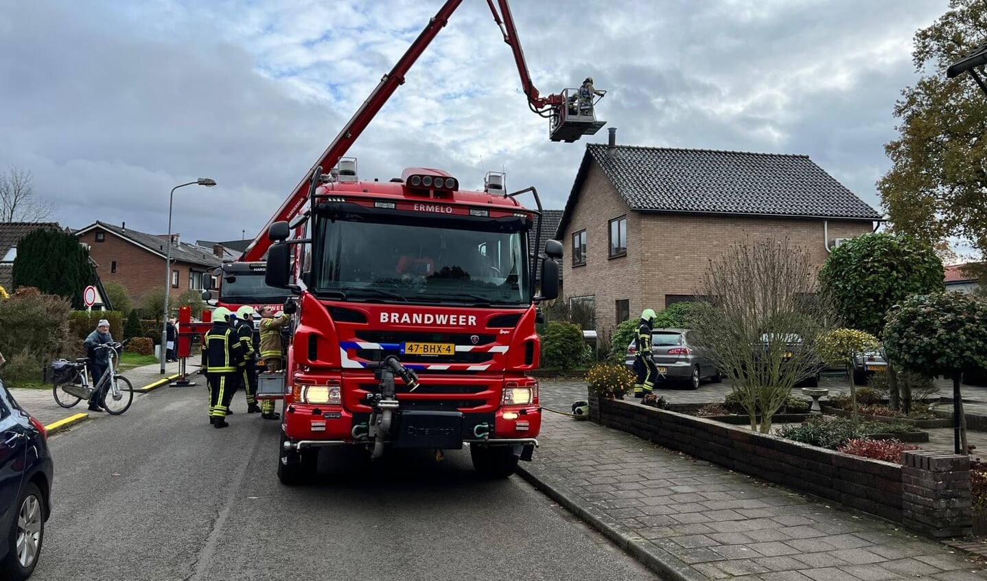 Brandweer Ermelo kreeg een melding van een schoorsteenbrand aan de Julianastraat in Ermelo.