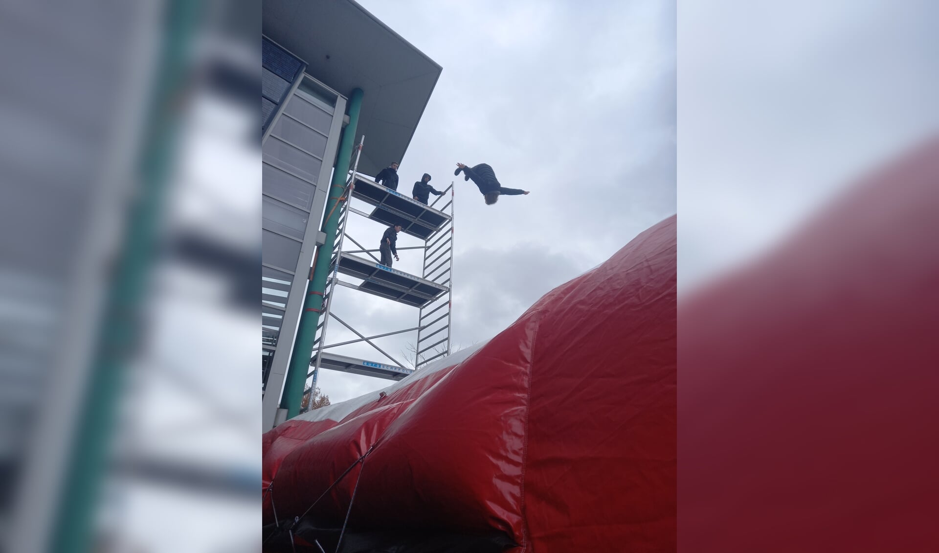 Tijdens de stuntdag konden de leerlingen veilig van grote hoogte springen