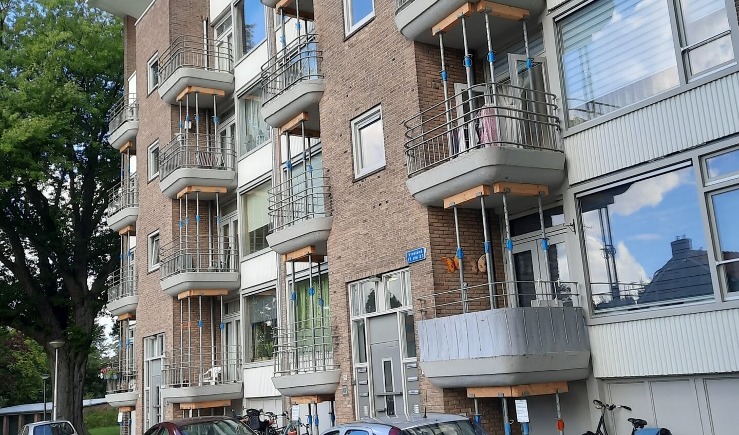 Flats aan Vreeland met gestutte balkons. 