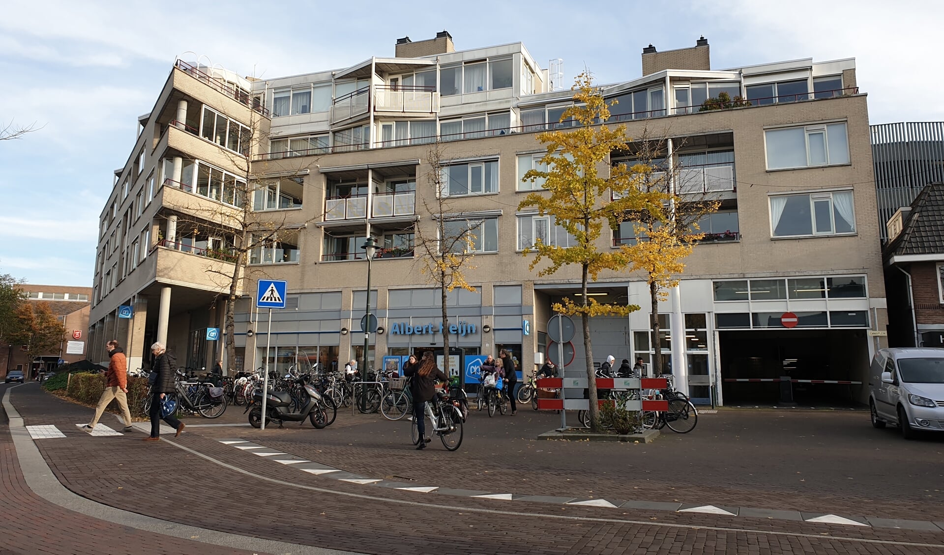 Ook Albert Heijn aan het Emmaplein is op zondagmorgen dicht.