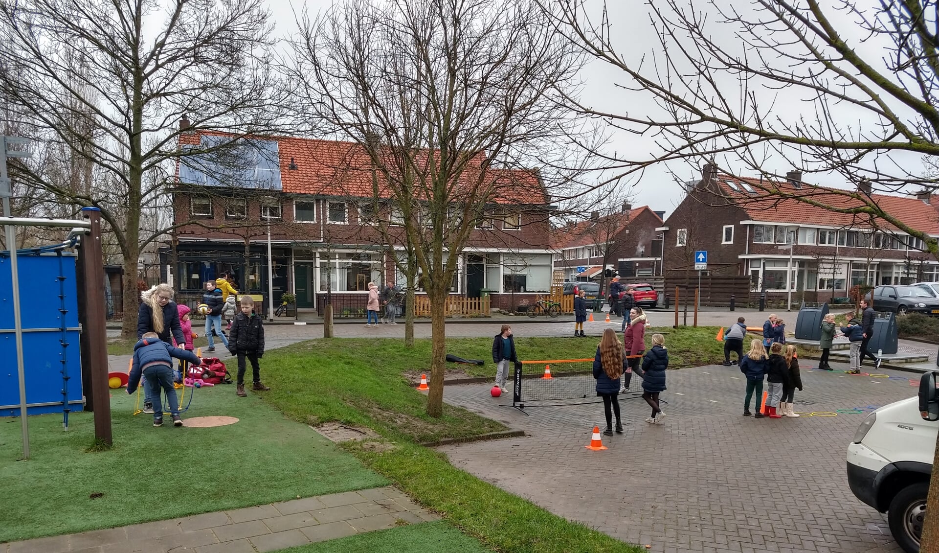 Stichting Open Jeugdwerk Sliedrecht gaat de wijk in om kinderen aan te sporen tot bewegen.