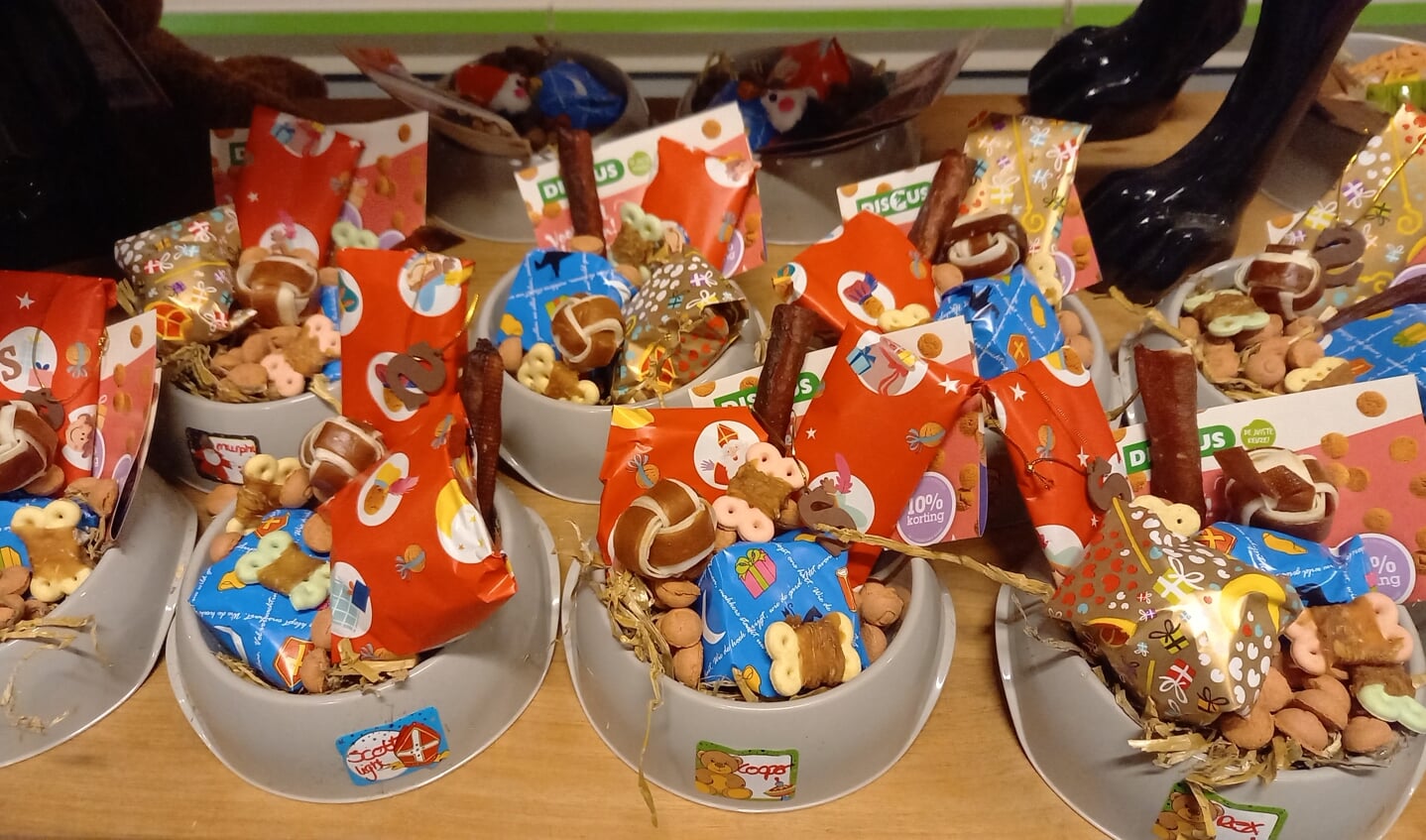 Een klein deel van de ruim 150 bakjes gevuld door Sinterklaas 